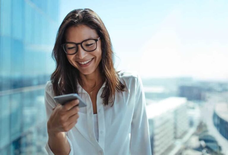 Lleva tu negocio al siguiente nivel con WhatsApp y Neotel Shutterstock 655479427 768x523